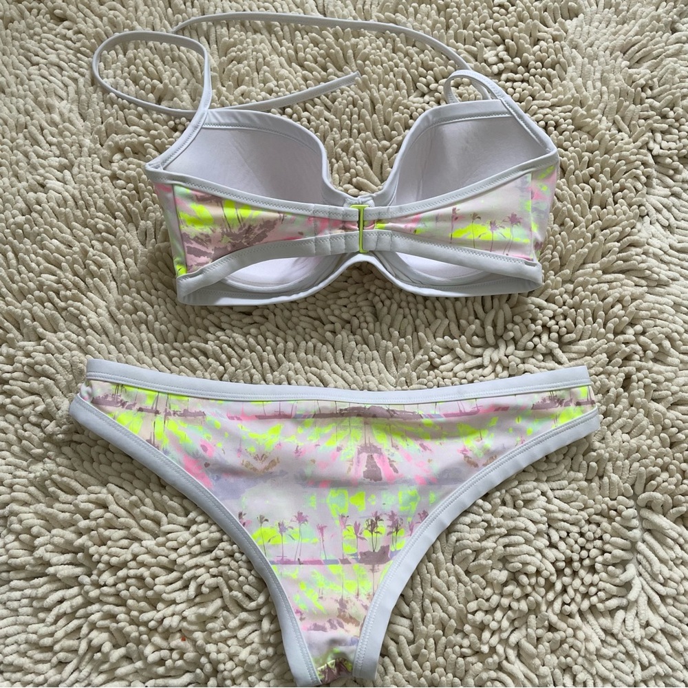 Victoria’s Secret bikini - Picture 2 of 5